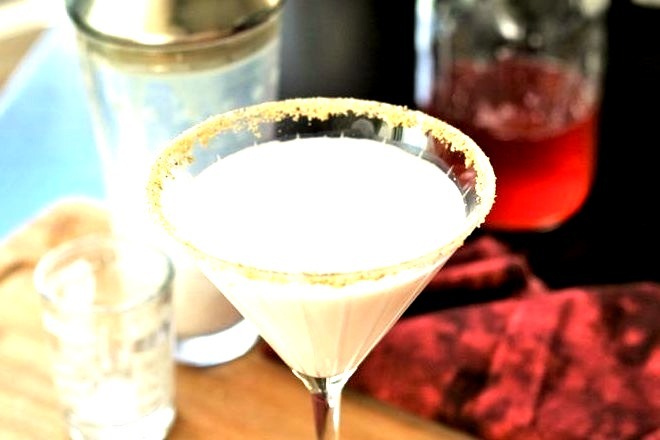Rhubarb Cream Pie Martini